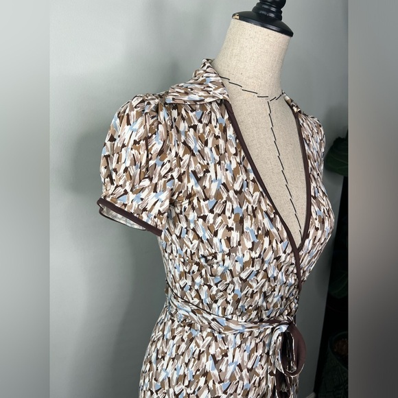BCBGMaxAzria MIDI Wrap Dress size XS with beautiful modern brush stroke print - Picture 4 of 9